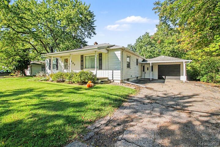 Property Photo:  207 N Elms Road  MI 48433 1829 