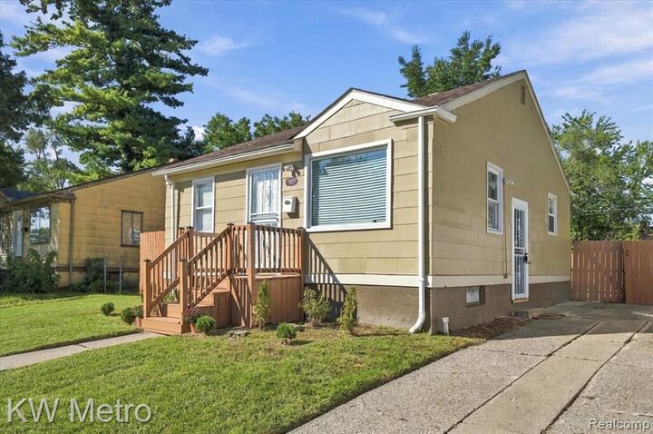Property Photo:  18475 Caldwell Street  MI 48234 2448 