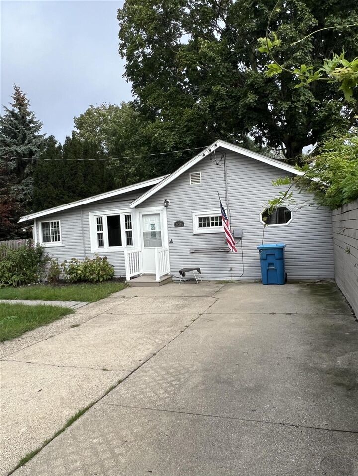 Property Photo:  208 N Jackson Street  MI 49456-1649 