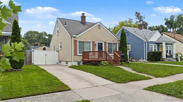 Property Photo:  425 N Minerva Avenue  MI 48067 2318 