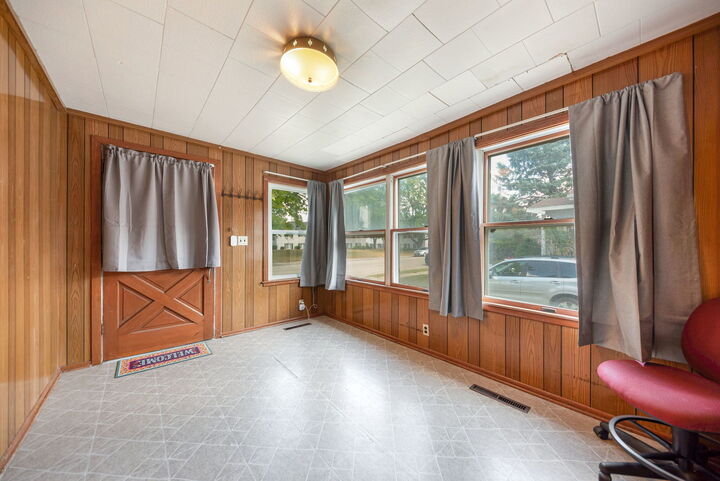 Property Photo:  550 W Henry Street  IL 60901 