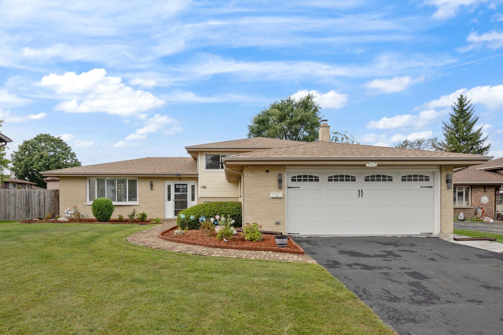 Property Photo: 1210 N Keebie Court IL 60101