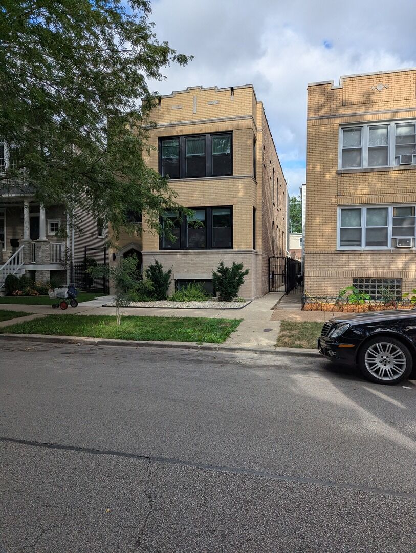 Property Photo:  3707 N Sacramento Avenue 1  IL 60618 