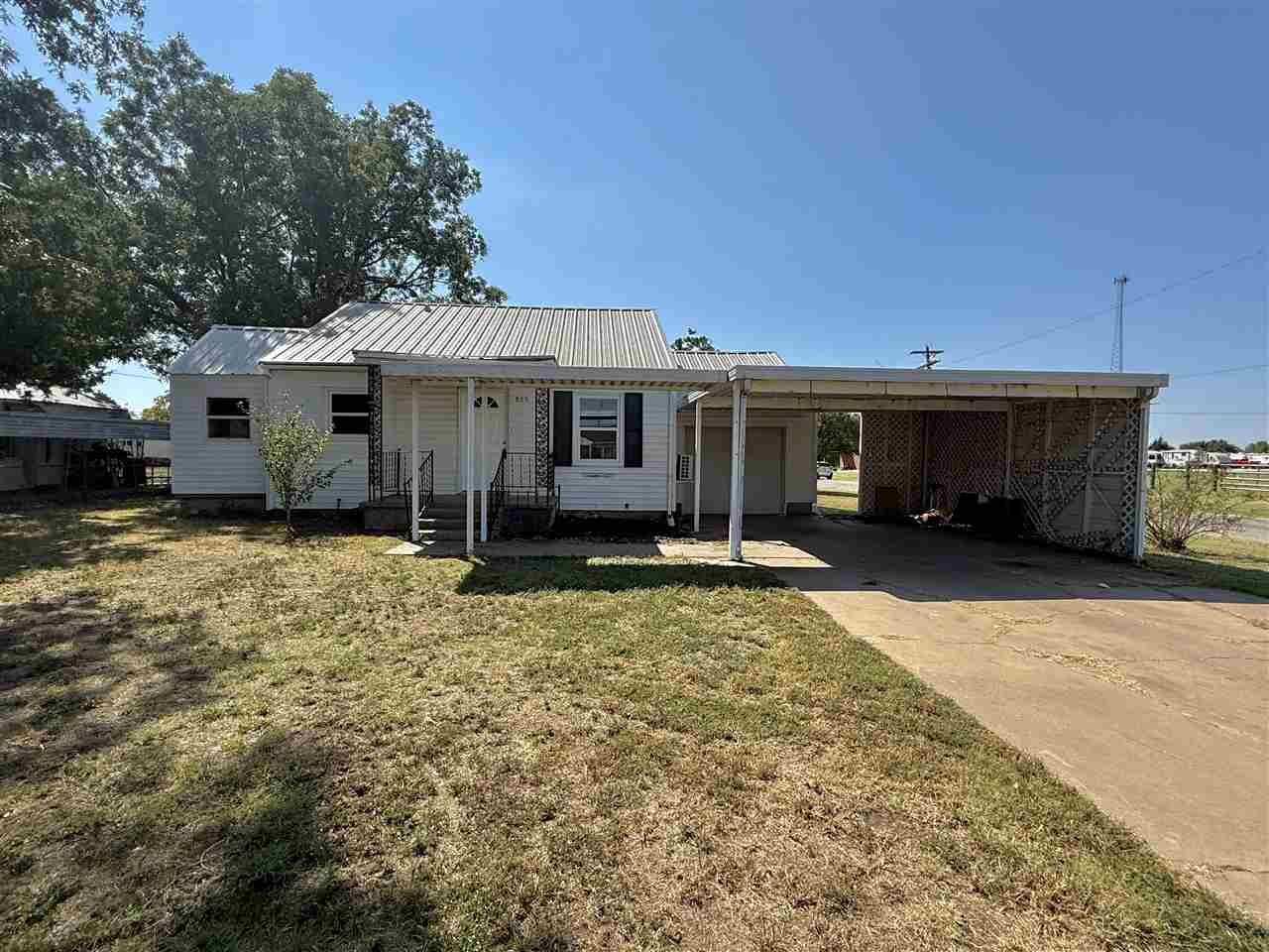 Property Photo:  829 Chestnut Ave.  OK 74631 