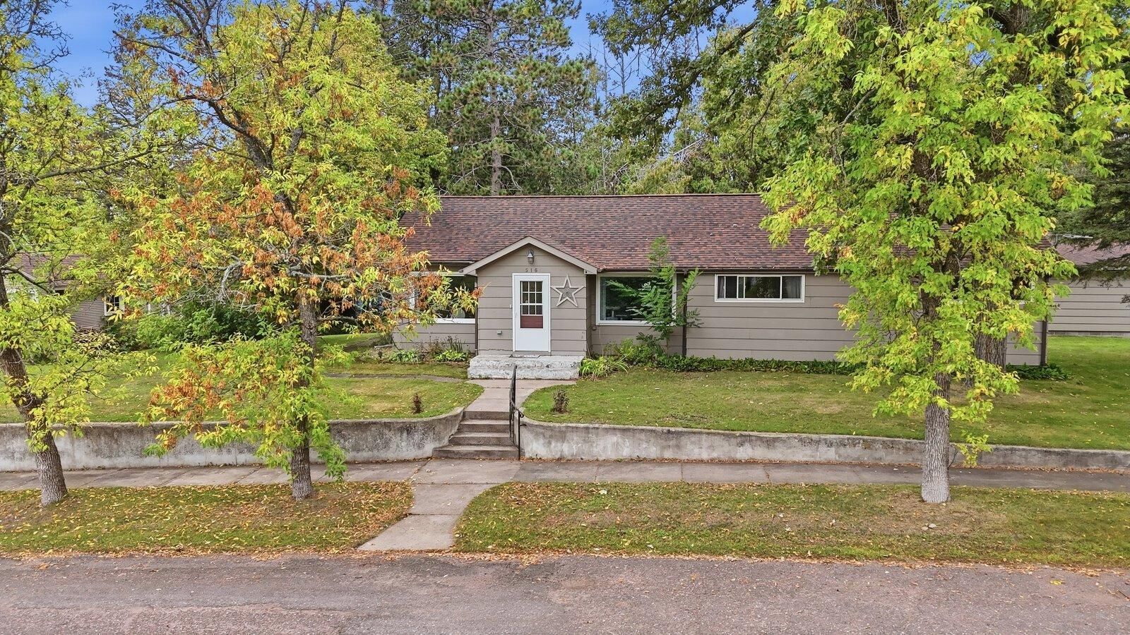 Property Photo:  516 Grove Avenue  MN 55767 