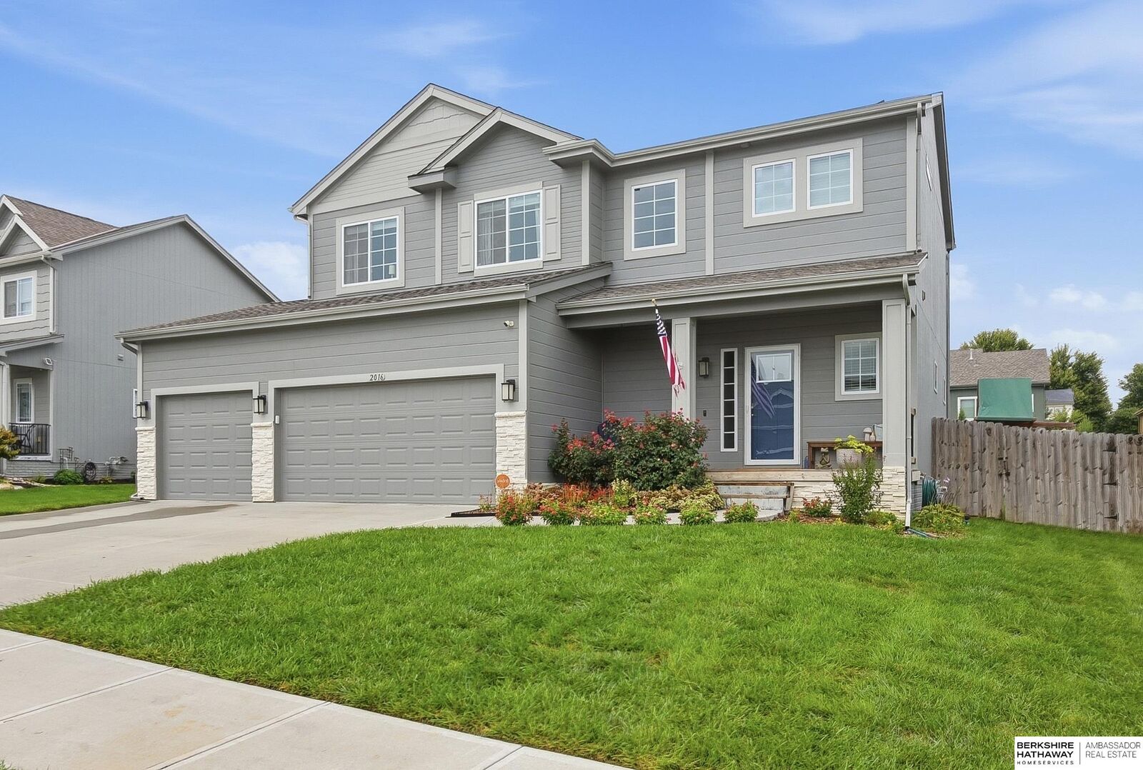 Property Photo:  2016 Hummingbird Drive Drive  NE 68123 