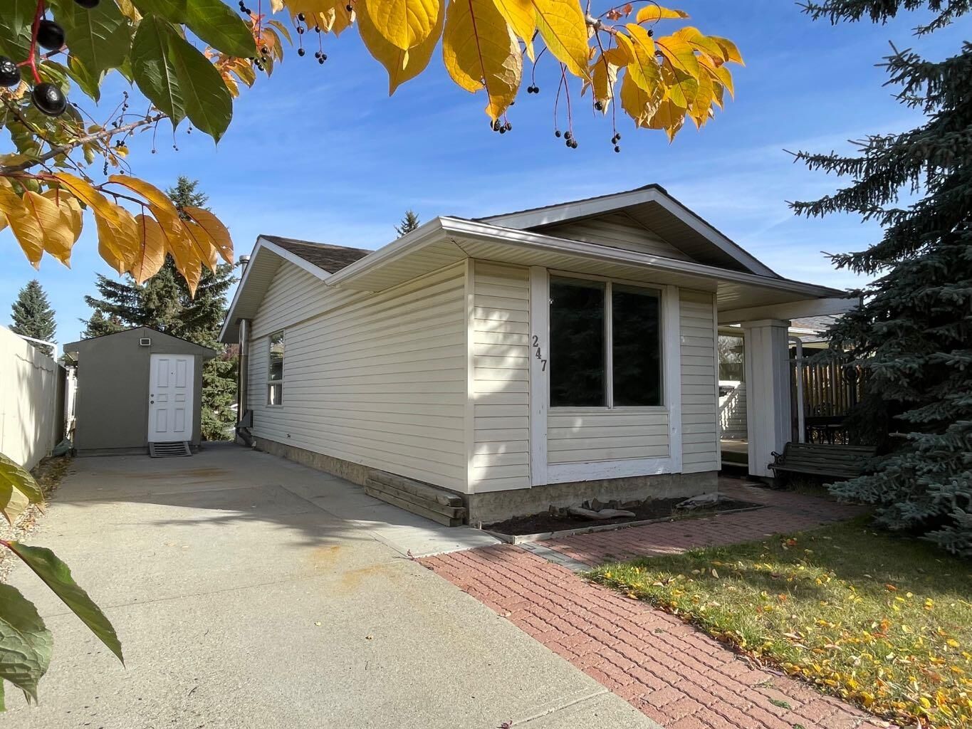 Photo de la propriété:  247 Bracewood Road SW  AB T2W 3C2 