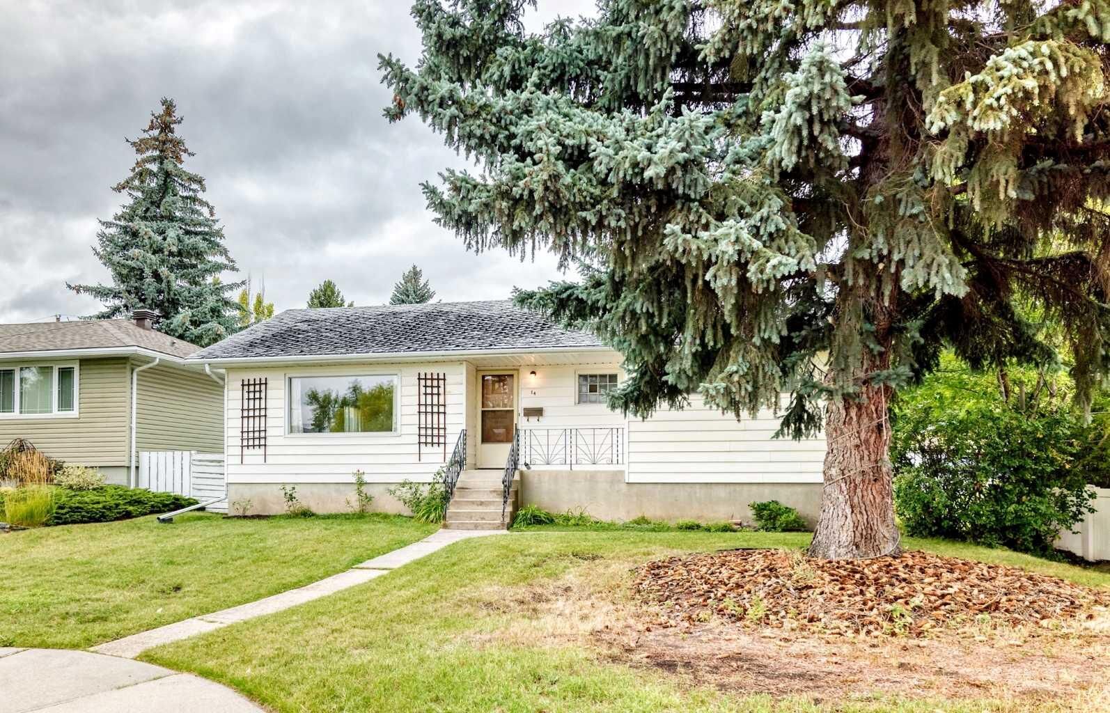 Property Photo:  14 Carnarvon Way NW  AB T2K 1W4 