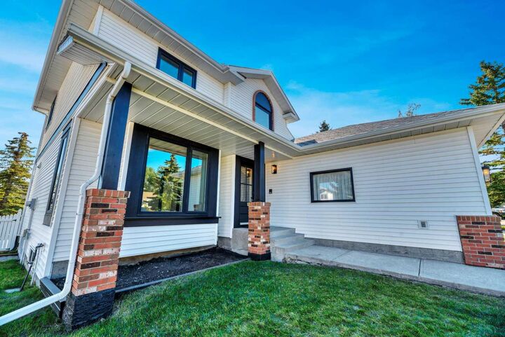 Property Photo:  238 Hawktree Bay NW  AB T3G 2Z3 