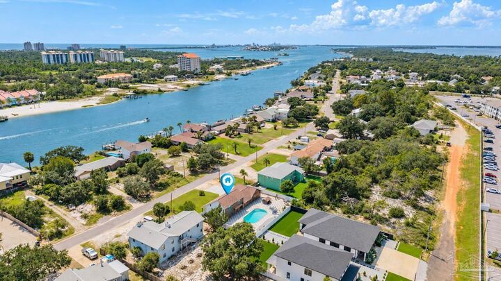 Property Photo: 13622 Canal Dr FL 32507