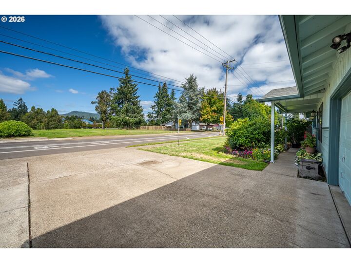 Property Photo: 6111 Thurston Rd OR 97478