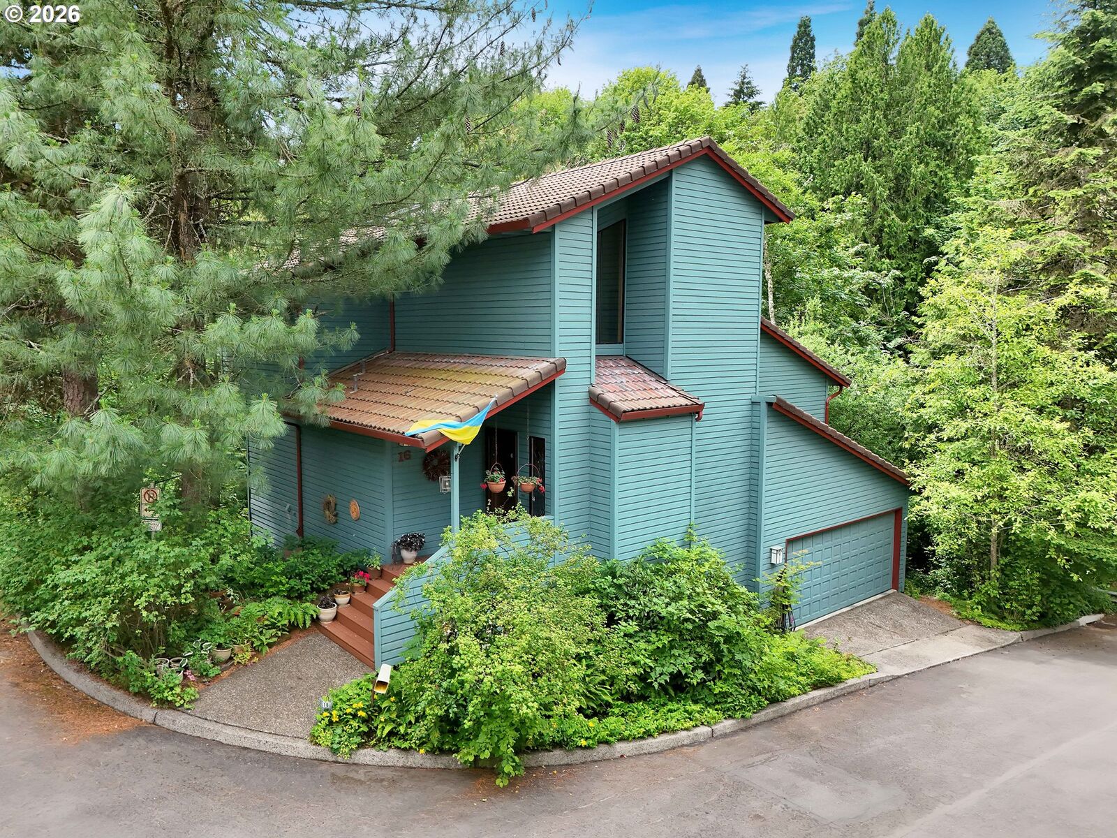 Property Photo:  16 SW Canby St  OR 97219 