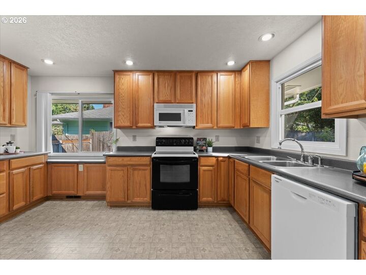 Property Photo:  11024 SE 51st Ave  OR 97222 