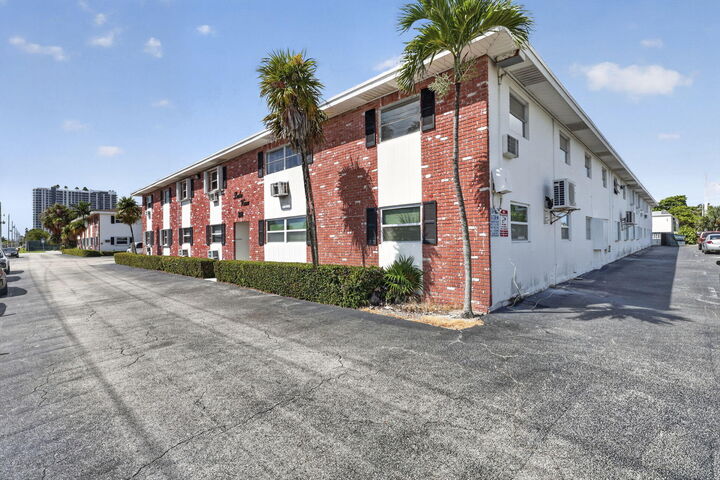 Property Photo: 810 Lake Shore Drive 25 FL 33403