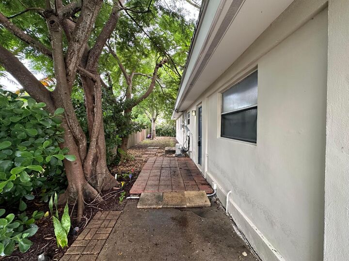 Property Photo:  195 SE 10th Street 3  FL 33441 