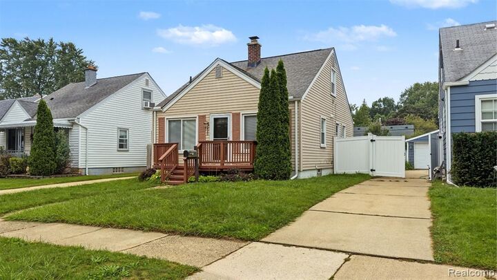 Property Photo:  425 N Minerva Avenue  MI 48067 