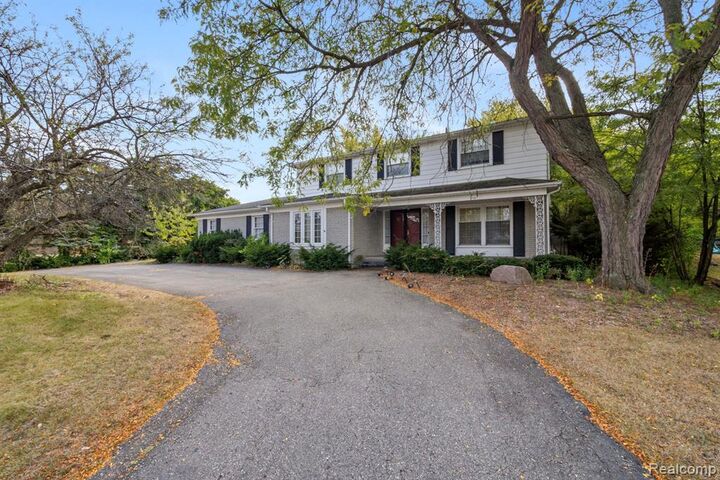 Property Photo:  4015 Pinehurst Drive  MI 48322 