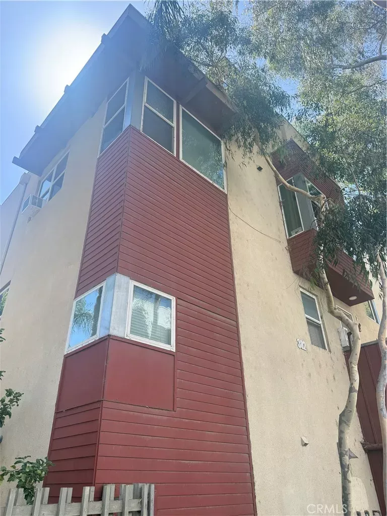 Property Photo:  302 E 19th 3  CA 90806 