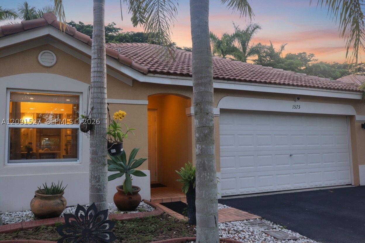 Property Photo:  1575 Zenith Way 1575  FL 33327 