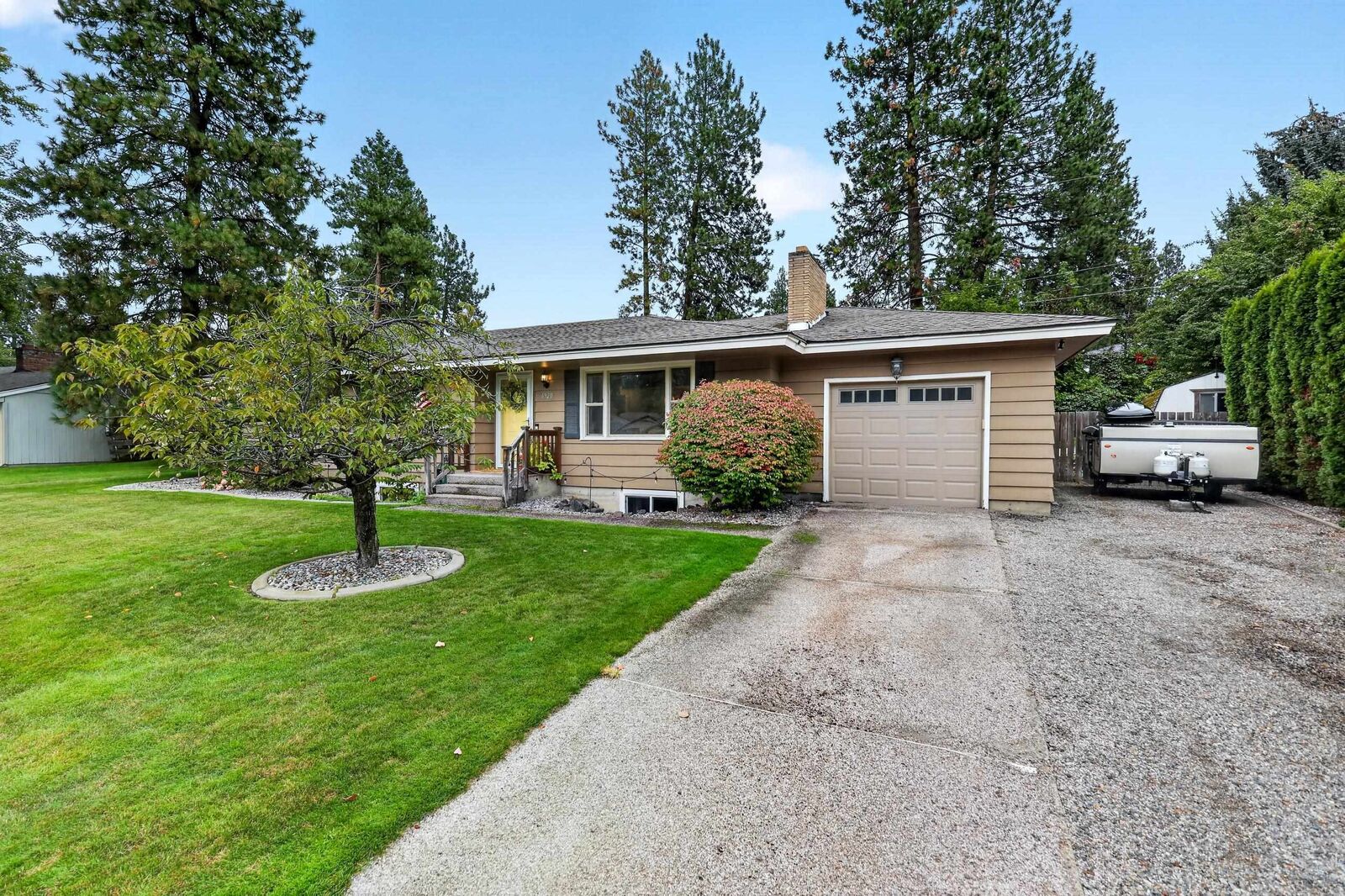 Property Photo: 6920 N Fox Point Dr WA 99208
