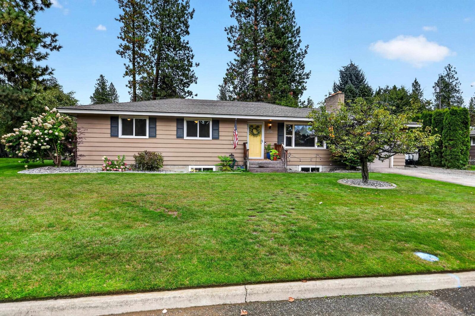 Property Photo: 6920 N Fox Point Dr WA 99208