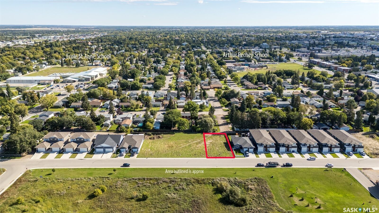Property Photo:  2560 Woodbridge Drive  SK S6W 0A7 