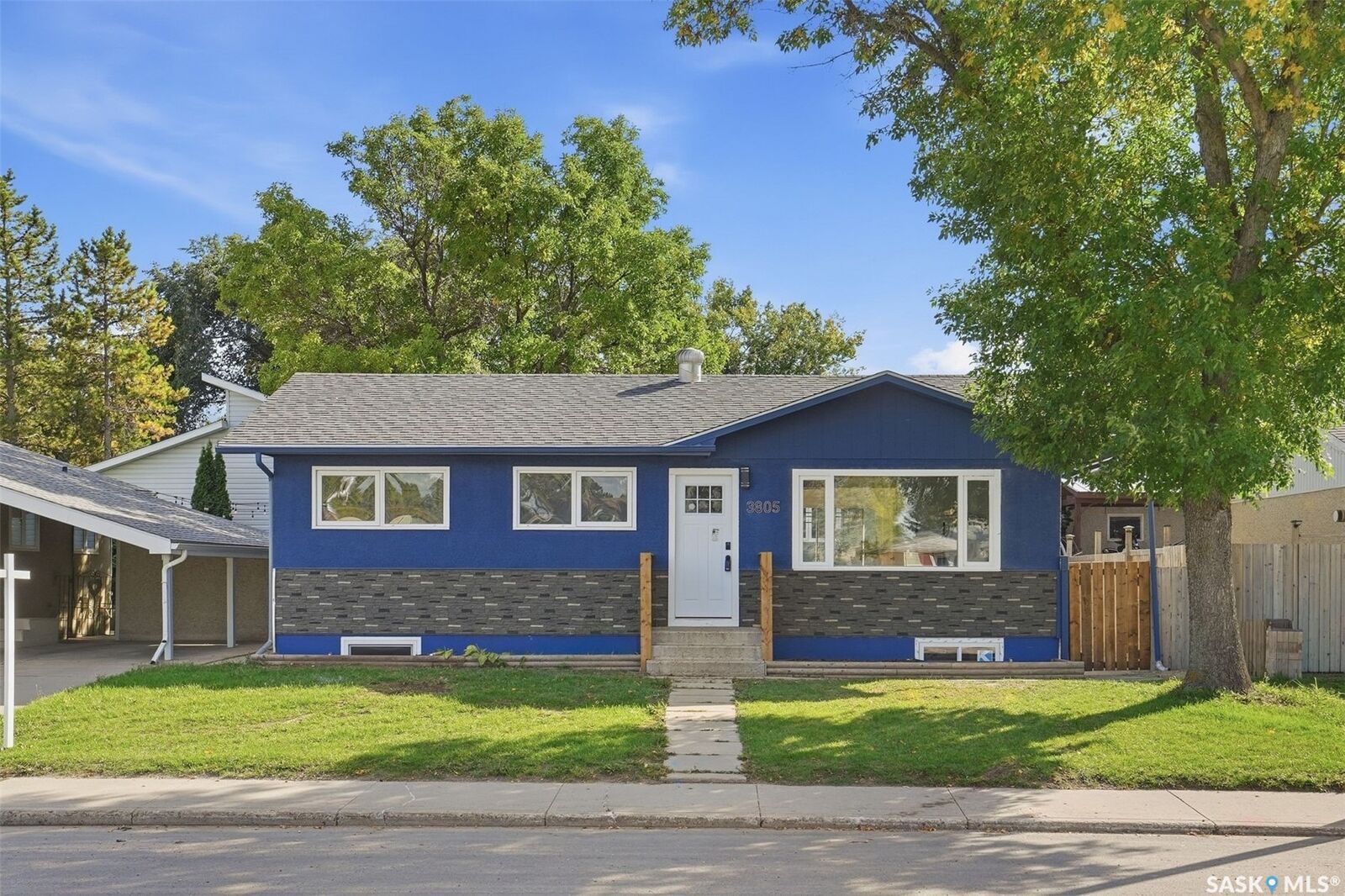Property Photo:  3805 Diefenbaker Drive  SK S7L 5C6 