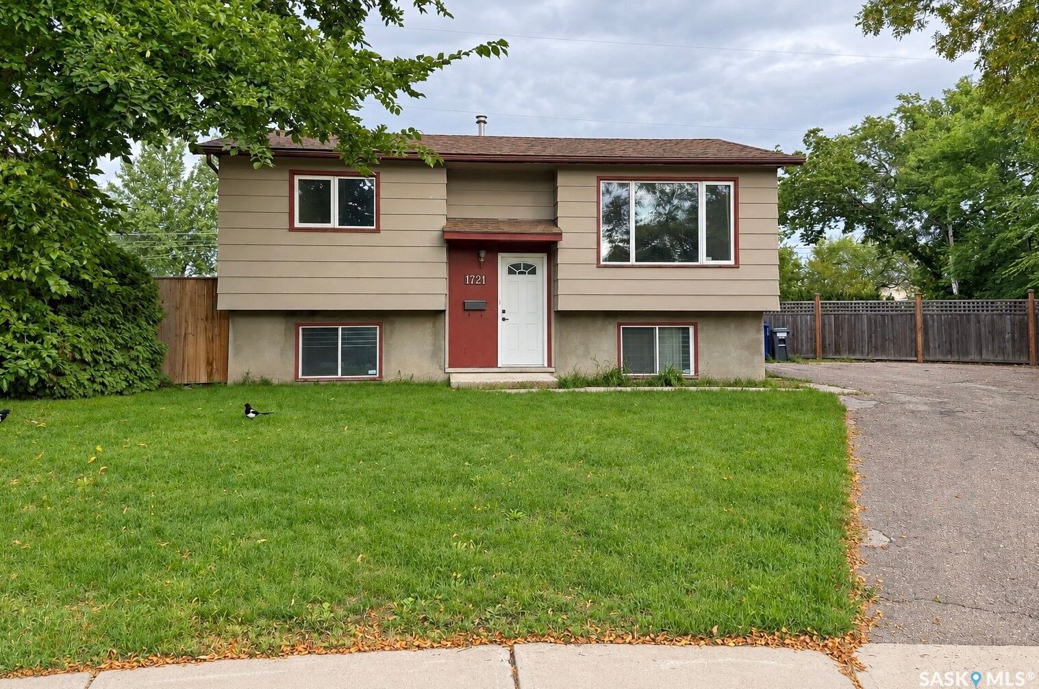 Property Photo:  1721 H Avenue N  SK S7L 5A5 
