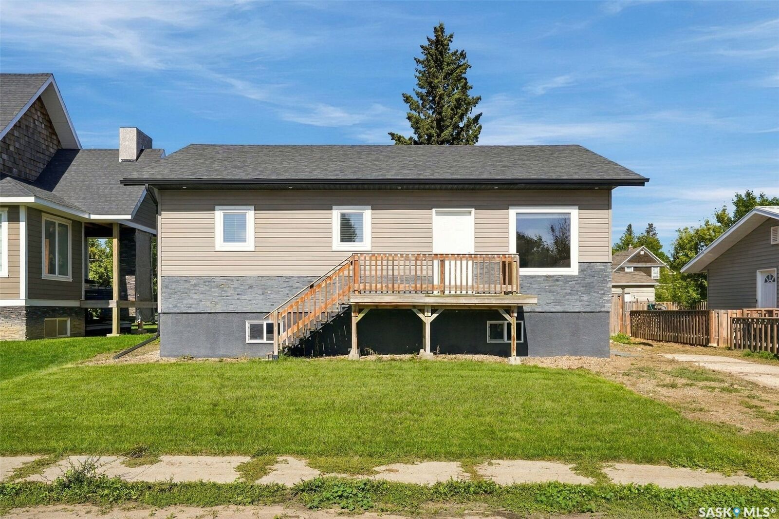 Property Photo:  406 3rd Street  SK S0G 2N0 