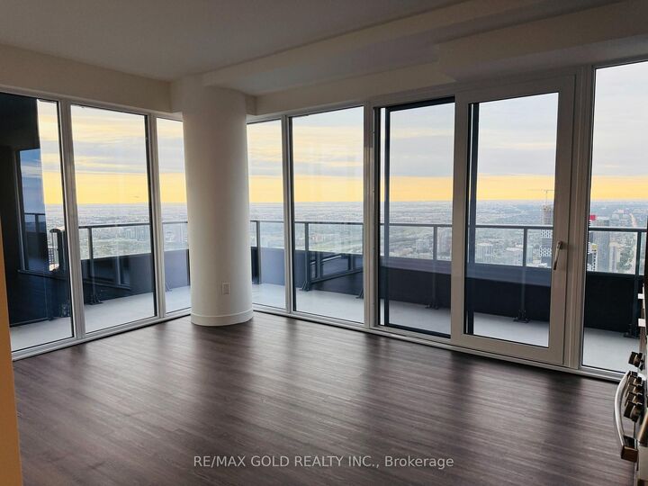 Property Photo:  448 Burnhamthorpe Road NE 7205  ON L5B 0R4 