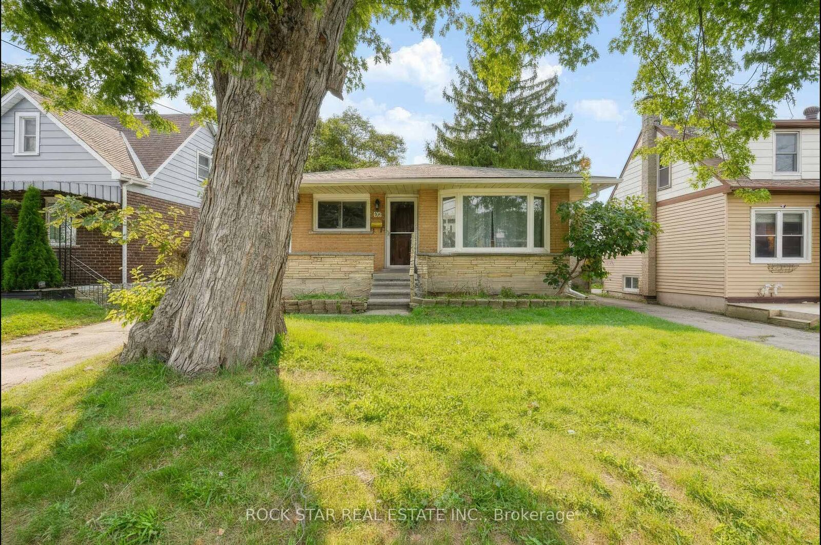 Property Photo:  82 Franklin Street N  ON N2A 1X9 