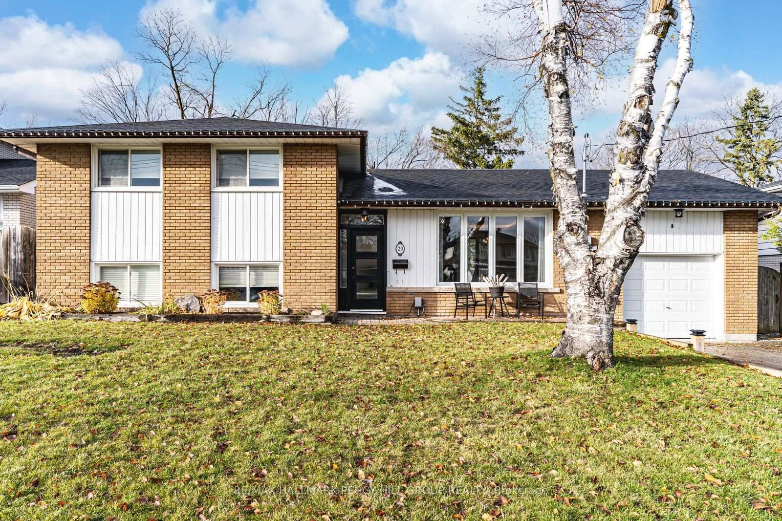 Property Photo:  20 Ottaway Avenue Upper  ON L4M 2W7 