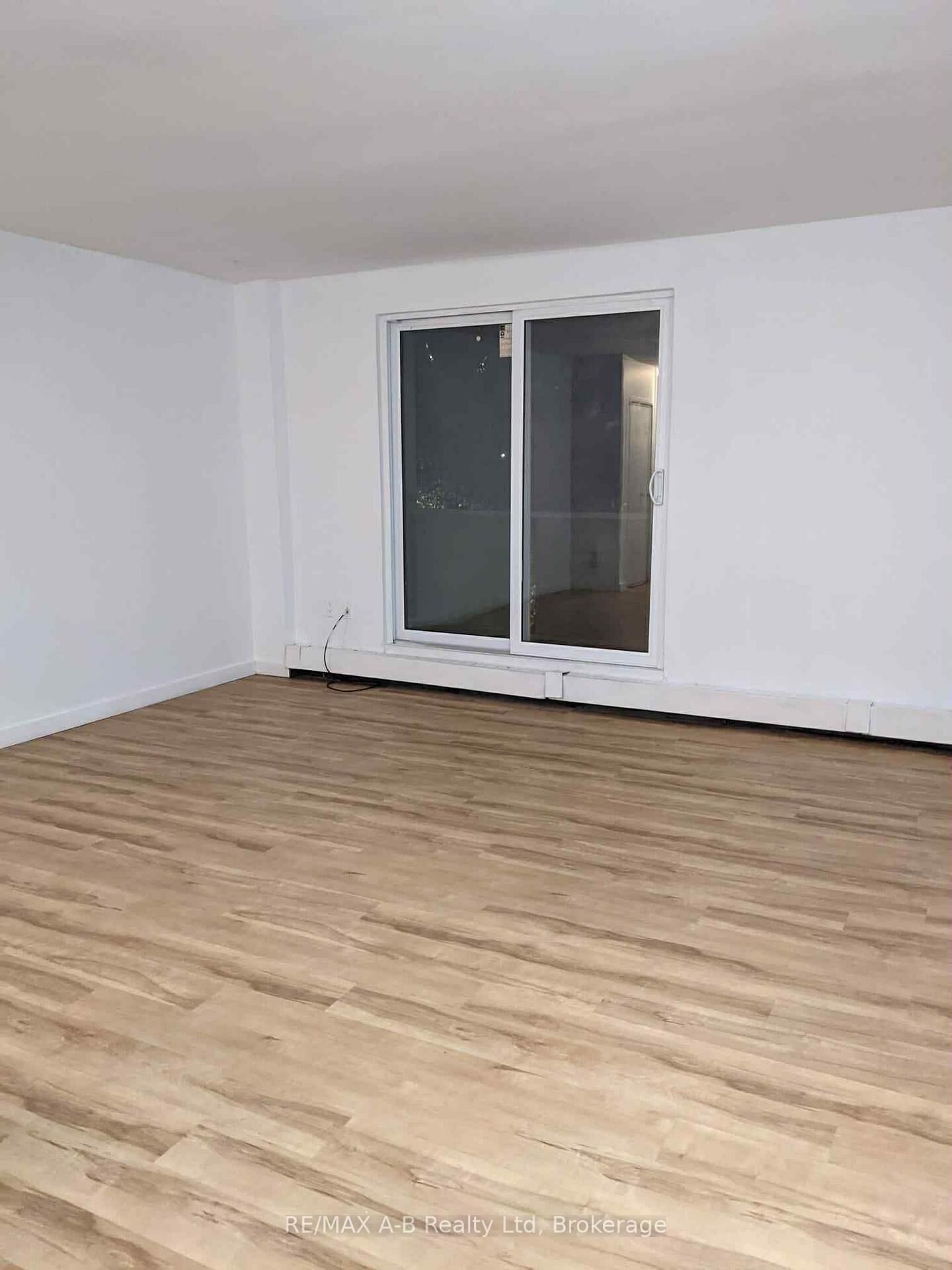 Property Photo:  563 Mornington Avenue E 310  ON N5Y 4T8 