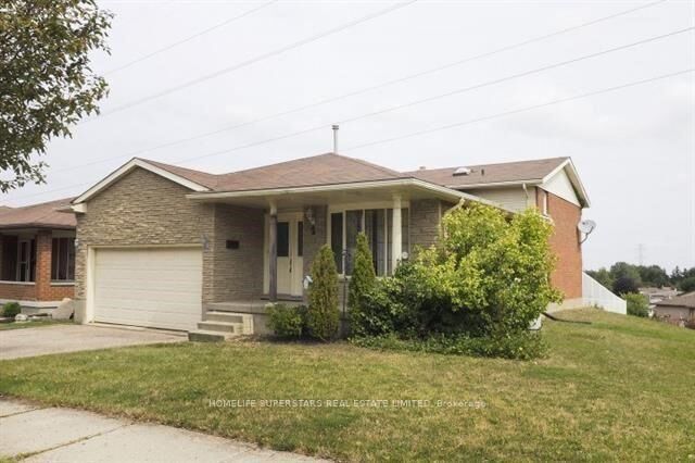Property Photo:  2 Hoddle Crescent  ON N2N 2N2 