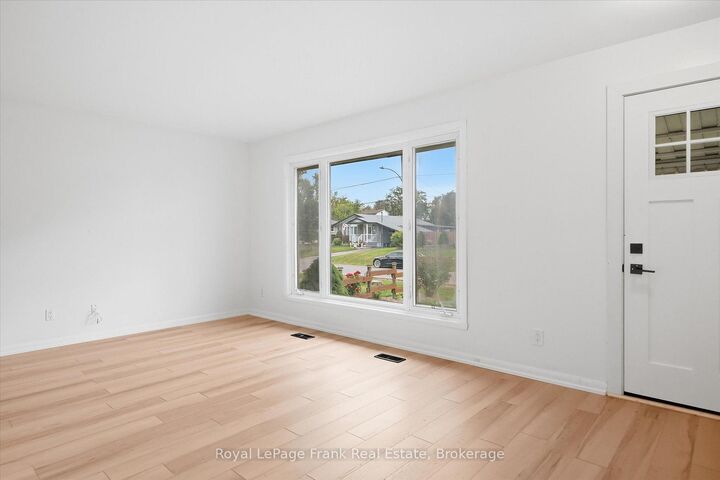Property Photo:  19 Daleview Avenue  ON K9J 1L6 