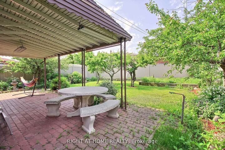 Property Photo: 37 Cherry Hills Road #02 ON L4K 1M2
