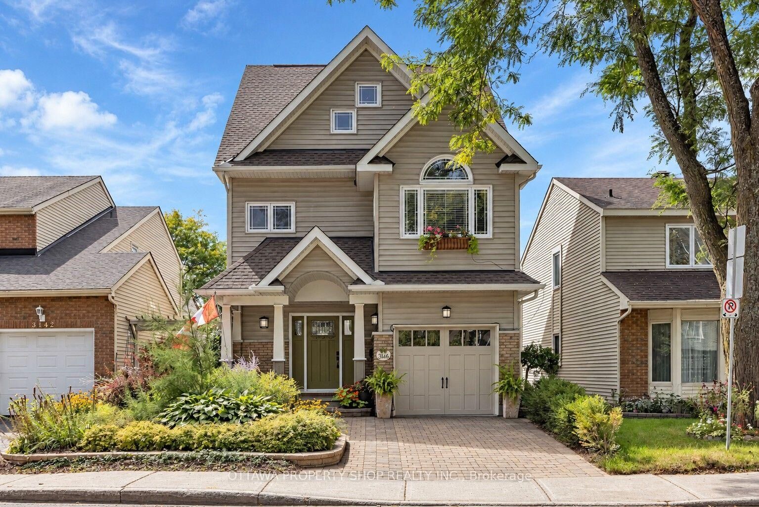 Property Photo:  3146 Dumaurier Avenue  ON K2B 8R1 