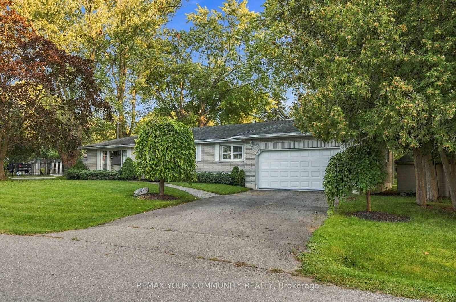 Property Photo:  29 Medina Square  ON L4P 1C8 
