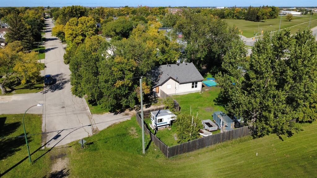 Property Photo:  619 Clandeboye Avenue  MB R1A 0X9 