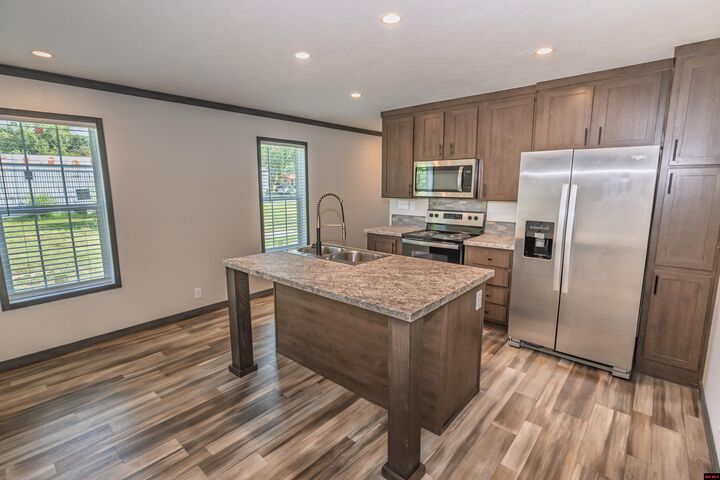 Property Photo:  1023 E 9th Street  AR 72653 