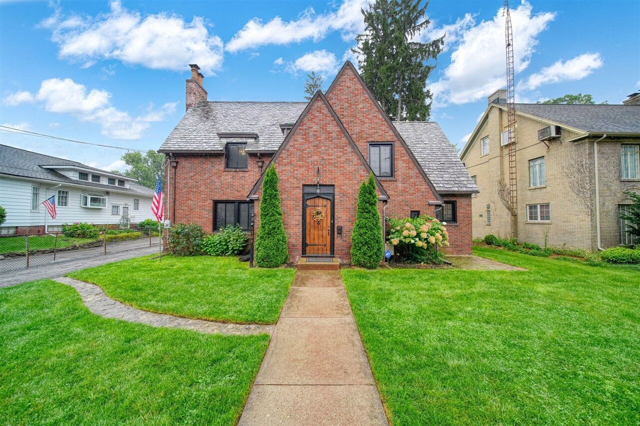 Property Photo:  1309 W Franklin Street  MI 49203-1514 