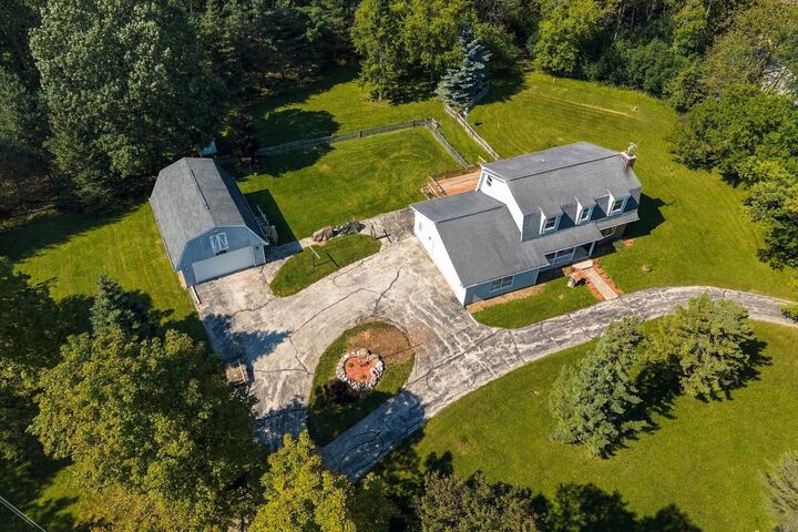 Property Photo: 1582 Edgewater Ct WI 53024