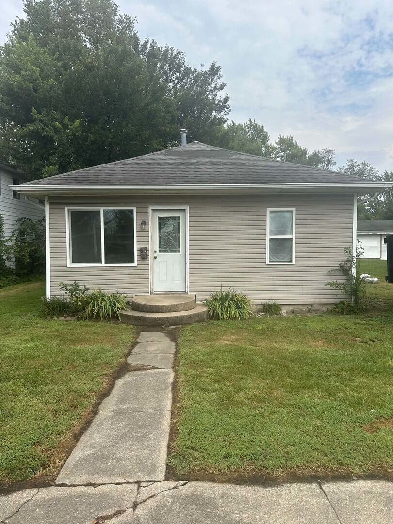Property Photo:  807 S Spruce Street  IL 61956 