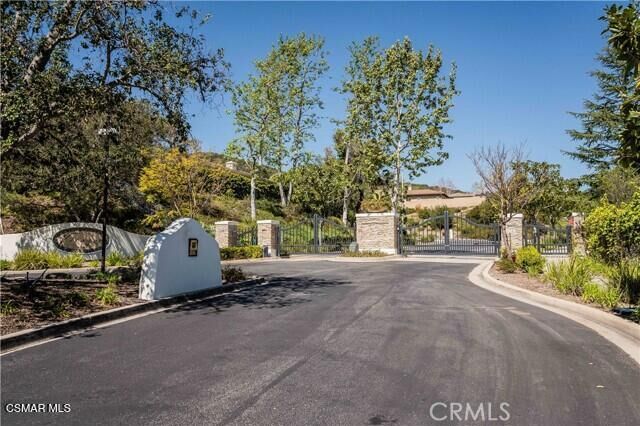 Property Photo:  1091 Via Rafael  CA 91320 