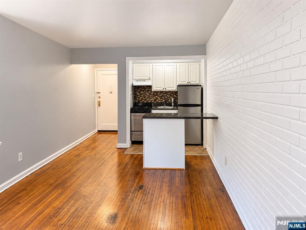 Property Photo:  306 Grafton Avenue 1M  NJ 07104 