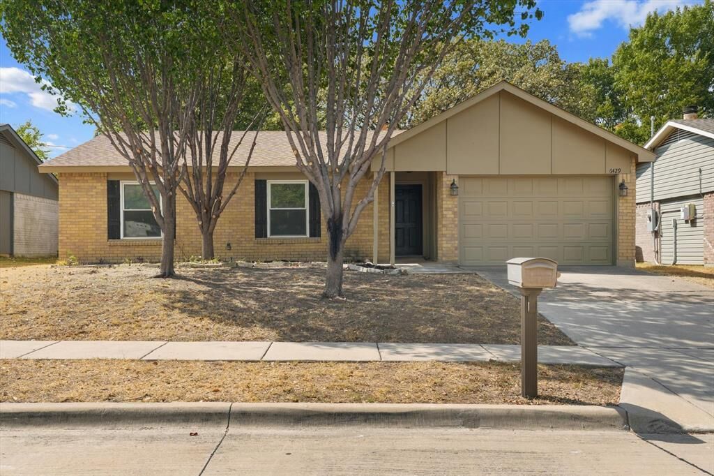 Property Photo: 6429 Yarmouth Avenue TX 76182