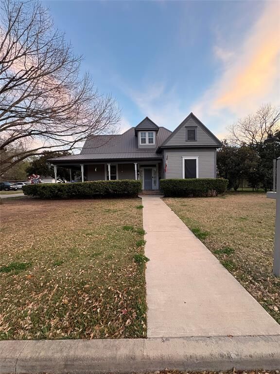 Property Photo:  818 E Elm Street  TX 76645 