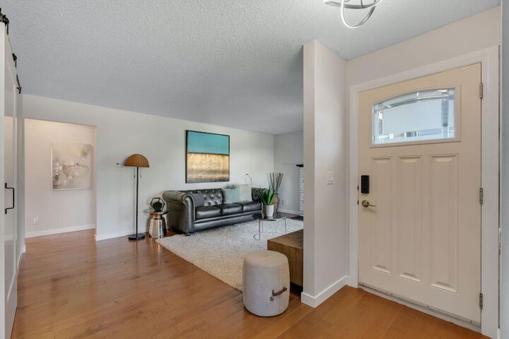 Property Photo:  24 Shawcliffe Road SW  AB T2Y 1G2 
