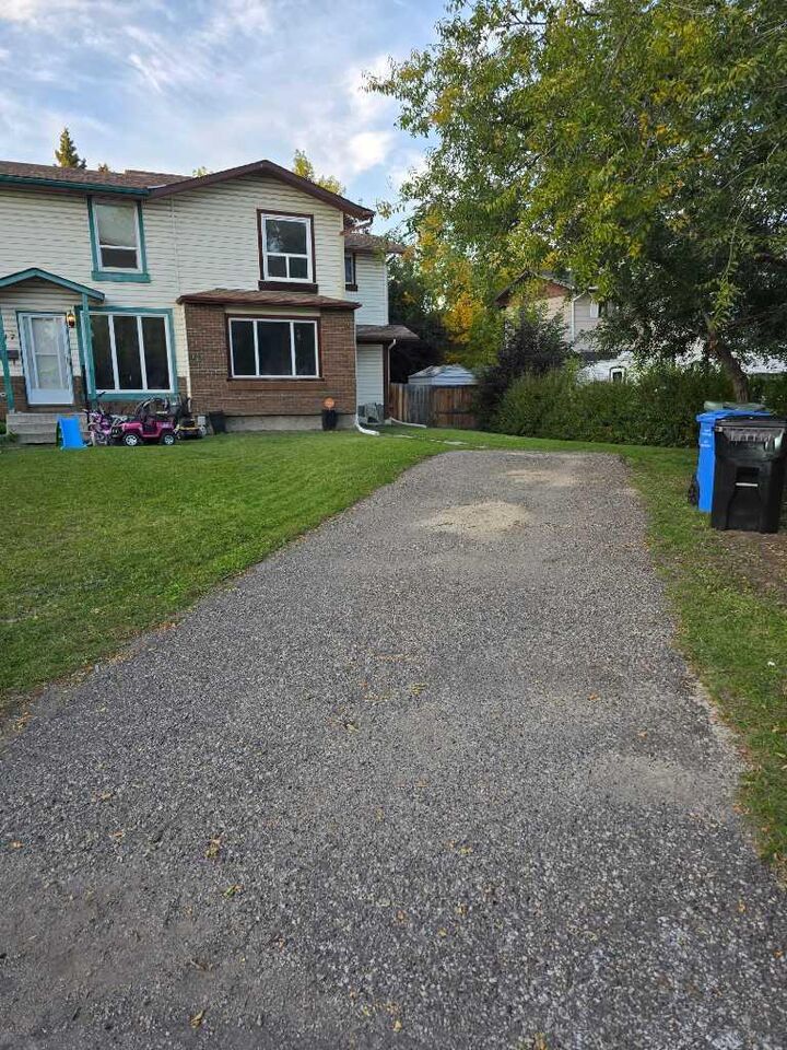 Property Photo:  215 Pineset Place NE  AB T1Y 3Y7 