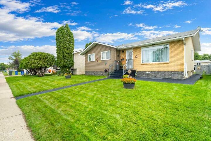 Property Photo:  29 Cairns Way SE  AB T1B 1M3 